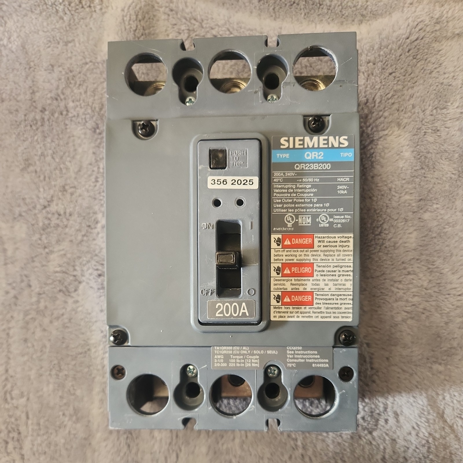 New SIEMENS QR23B200 200 Amp 3 Pole 240VAC 3 Phase 10kA Type QR2 Circuit Breaker