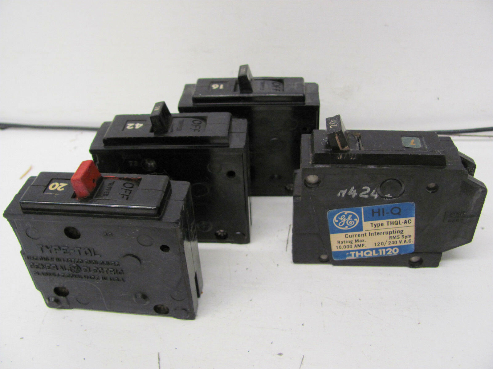 LOT OF 4 GENERAL ELECTRIC CIRCUIT BREAKERS TQL / THQL1120 120VAC/240VAC 20A USED
