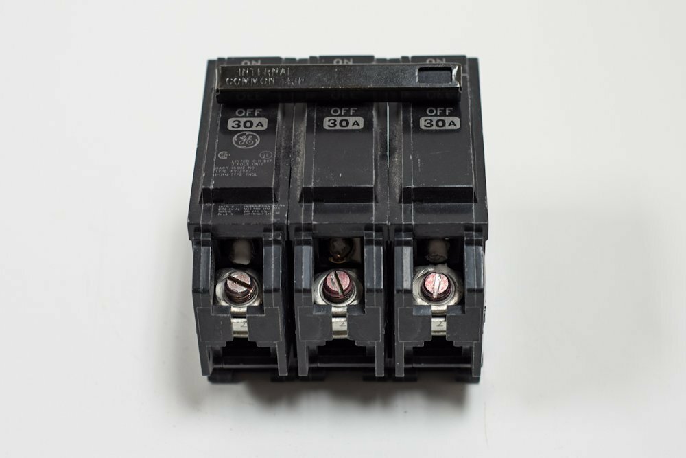 GE THQL32100 Plug-In Mount Type THQL Feeder Molded Case Circuit Breaker 3-Pole 1