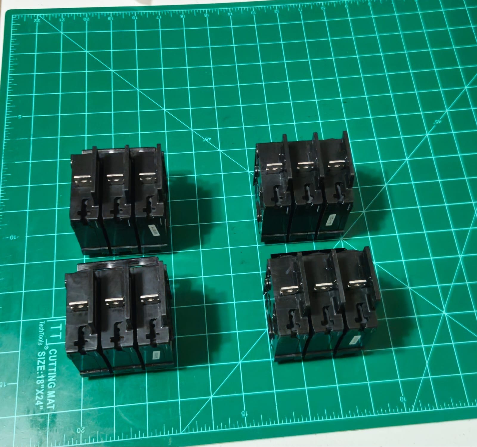 LOT FOR 4 Siemens BQ3B035 35 Amp 3 Pole 240V Circuit Breaker LOT#10028